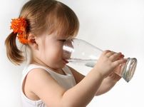 Cum sa-ti convingi copilul sa bea apa