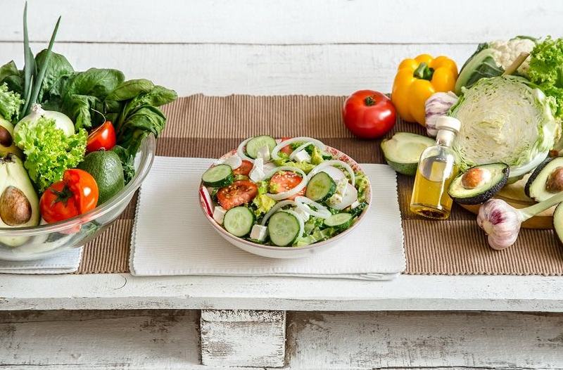 6 retete de salate crocante de vara cu dressinguri inedite si beneficii nutritionale
