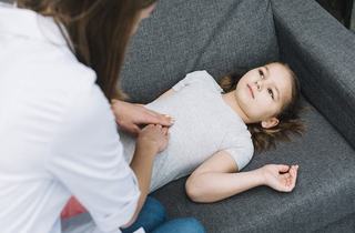 De ce ii doare burta pe copii? Cauze, simptome si cand trebuie sa mergem la medic