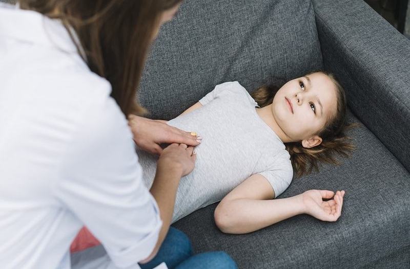 De ce ii doare burta pe copii? Cauze, simptome si cand trebuie sa mergem la medic