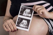 Momente cheie in dezvoltarea intrauterina a bebelusului – cand incepe sa miste si cum puteti comunica