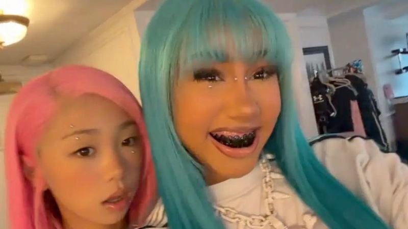 Fiica de 12 ani a lui Kim Kardashian si Kanye West, aparitie socanta cu dinti negri si par turcoaz. Reactiile dure ale internautilor