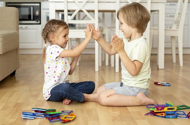 Baietii vorbesc mai tarziu decat fetele? Diferente reale sau mituri despre dezvoltarea limbajului