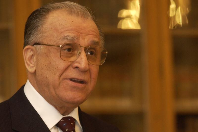 Ion Iliescu, diagnosticat cu cancer pulmonar. A fost supus unei interventii pentru a i se mentine caile respiratorii deschise