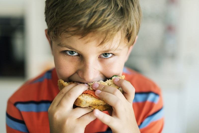 Cum se pastreaza corect sandwich-ul pe care il punem la pachet copiilor la scoala. Greseala care ii poate imbolnavi pe cei mici