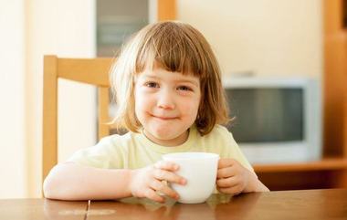 Bauturile copiilor. Ghid despre consumul de apa, suc, lapte si ceai