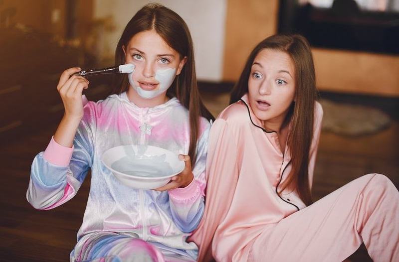 Acneea la adolescente: cauze, efecte asupra stimei de sine si sfaturi pentru parinti