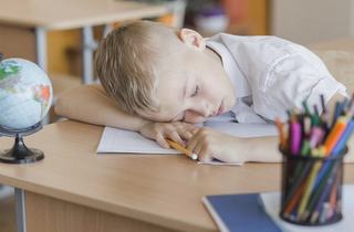 Inapoi la programul de scoala: cum il ajutam pe copil sa se trezeasca usor dimineata