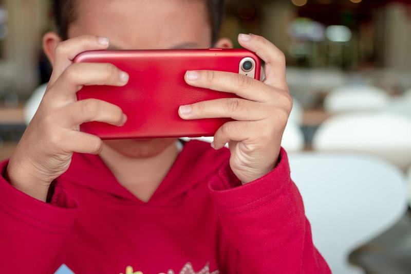 Ce efecte are ecranul telefonului asupra creierului copiilor sub sase ani. Avertismentul specialistilor francezi