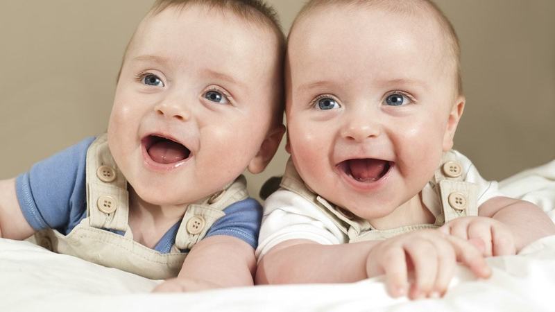 5 lucruri surprinzatoare despre copiii gemeni pe care parintii trebuie sa le cunoasca
