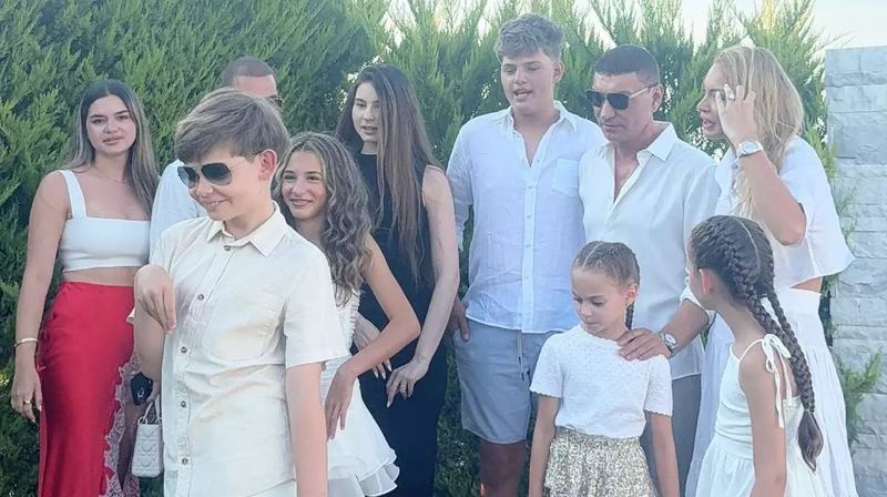Aparitie rara a lui Cristi Borcea alaturi de toti cei noua copii. Mesajul transmis de Valentina Pelinel a atras atentia fanilor