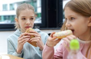 Copiii renunta la pachetul de acasa pentru chipsuri si covrigi. Motivul care ii ingrijoreaza pe parinti