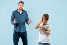 Te-ai saturat sa strigi la copii si sa nu te asculte? 3 strategii simple pentru a le obtine cooperarea