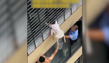 Fetita de 3 ani, salvata de la etajul 12 cu ajutorul unui scaun. Vecinii au sustinut-o pana la venirea pompierilor