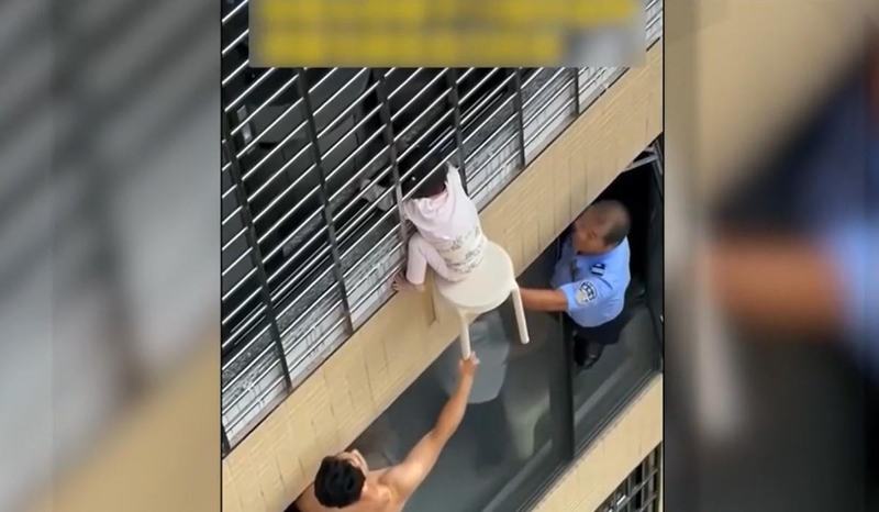 Fetita de 3 ani, salvata de la etajul 12 cu ajutorul unui scaun. Vecinii au sustinut-o pana la venirea pompierilor