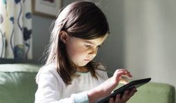STUDIU Telefoanele si tabletele pot afecta sanatatea mintala a copiilor