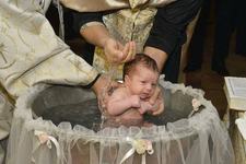Botezul crestin. Ce reprezinta si de ce este nevoie de nasi pentru a boteza copilul
