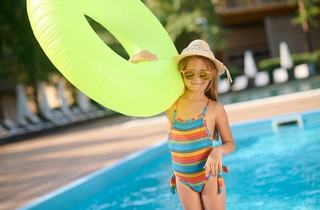 Costume de baie pentru fetite: modele, materiale si sfaturi pentru o alegere buna
