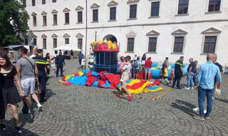 Trei copii din Oradea au ajuns la spital, dupa ce o rafala de vant a rasturnat toboganele gonflabile pe care se jucau