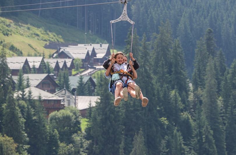 Sporturi extreme pentru copii: tiroliana, parcuri de aventura si dezvoltare prin miscare in natura