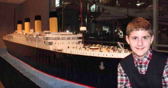Un copil cu autism a construit cea mai mare replica a Titanicului din piese Lego