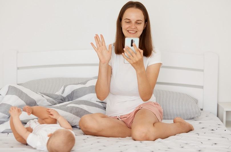 Trucuri pentru linistea bebelusilor: Sutien pe perna – trend TikTok si metode sigure