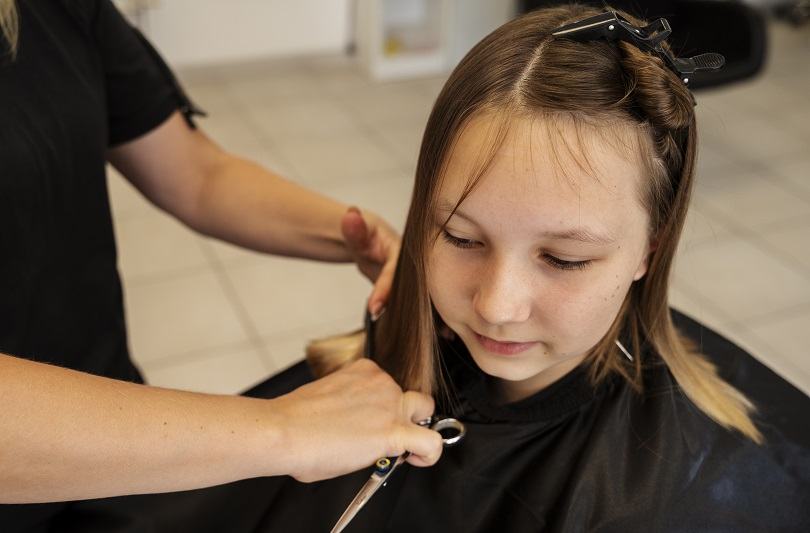 Prima tunsoare a copilului: cand este momentul potrivit si cum eviti plansul la salon
