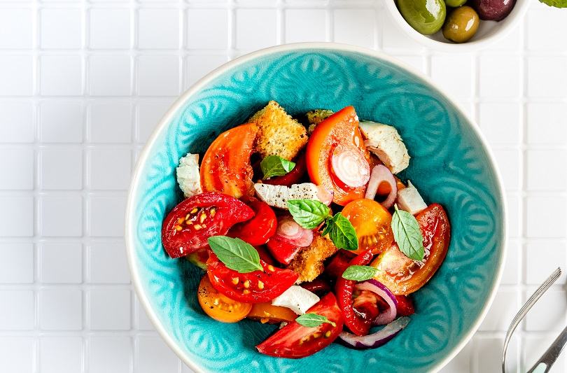 Panzanella: reteta traditionala italiana cu paine, rosii coapte si ulei de masline