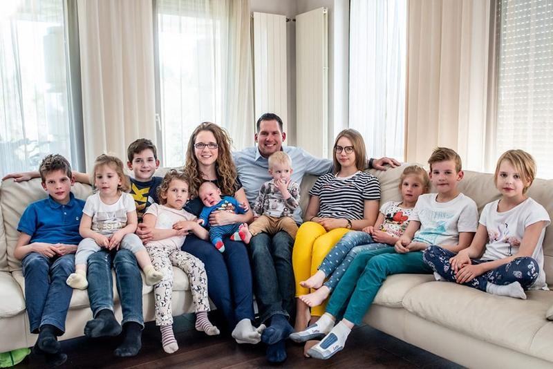 Viata de familie cu 10 copii in carantina: "Daca Dumnezeu vrea am mai dori sa avem unul sau doi"