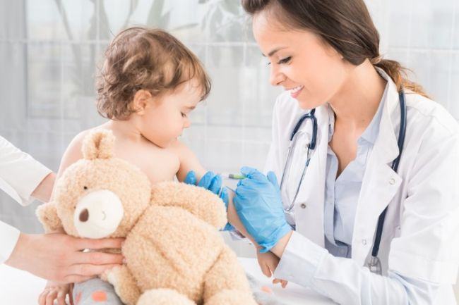 4 mituri si adevaruri pe care ar trebui sa le cunoasti despre vaccinarea la copii