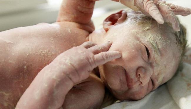 Bebelusii se nasc cu un strat alb pe piele. De ce nu ar trebuie sters imediat dupa nastere