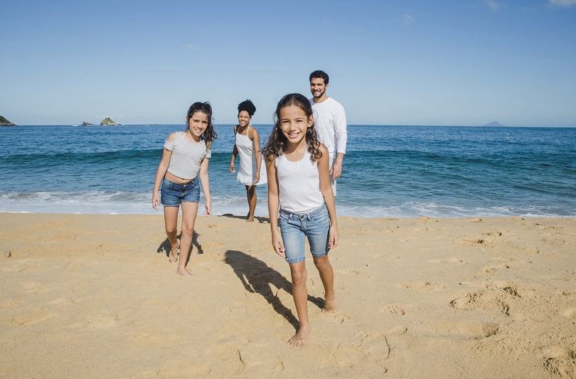 Weekend la mare cu buget redus: solutii ieftine pentru o vacanta reusita cu copiii