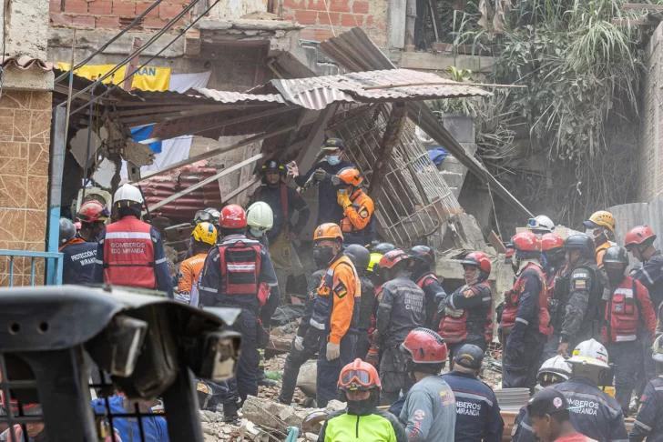 Un copil de 3 ani a fost salvat dupa sase zile petrecute sub daramaturi in Venezuela. Imaginile cu momentul salvarii au emotionat o lume intreaga