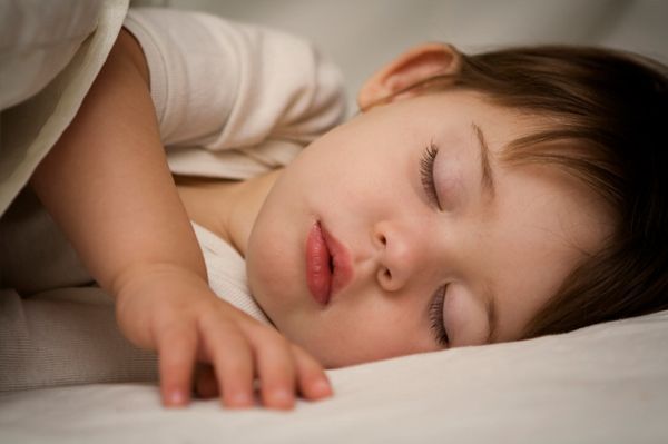 Cauze ascunse ale trezirilor bebelusilor pe timpul noptii