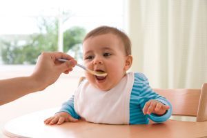 Sfaturi pentru mofturosi: obisnuieste-l pe bebe cu noi gusturi si texturi