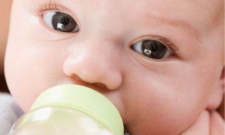 6 trucuri in hranirea bebelusului cu biberonul