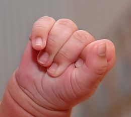 Dezvoltarea controlului mainilor la bebelusi (pana la 1 an)