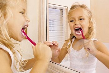 Alimente care pateaza dintii copilului
